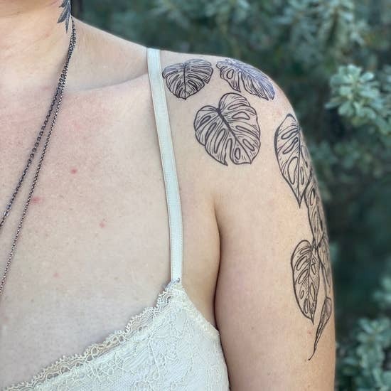 I got to tattoo this monstera leaf as a coverup today! I was ecstatic to be  able to do this! : r/Monstera